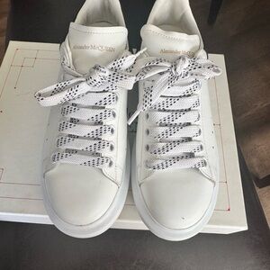 Alexander McQueen White Leather Platform Sneakers with Black-Patterned Laces